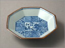 作家　加藤雲泉さんの小皿角皿です。見込中央に染付で山水、周りに小