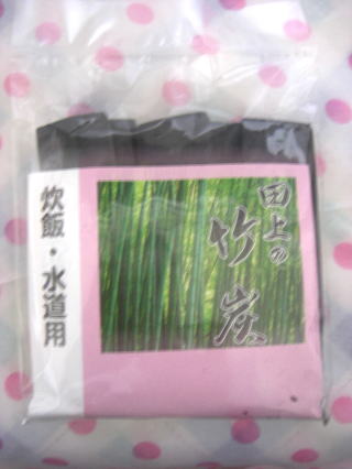 【送料無料】手作り竹炭、おいしい水、おいしいご飯、ミクロ多孔体が吸着！ミネラル水つくり100グラムパック×10