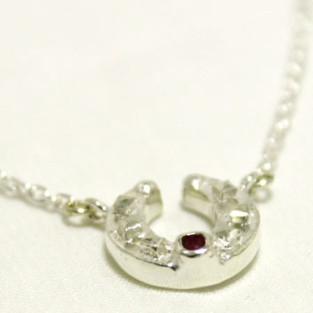 【MAHO】　馬蹄ルビーシルバーペンダントHorseshoe ruby silver necklace【楽ギフ_包装】 【SBZcou1208】 05P123Aug12 10P03Aug12 10P17Aug12 10P24Aug12幸せのお守り