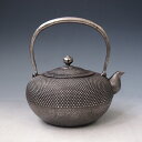 【日本製】【海外対応可】【骨董品】南部砂鉄 平館軍太郎 霰平丸形鉄瓶 大美在銘 極め箱入り 昭和年代 約1.5L htb104