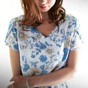 花柄の可愛さに目がない。花柄デザイントップス★7月9日20時〜再販!『重なった袖デザインがふわっと女の子らしさを。』n5【☆】:サイズ: サイズ 総丈 胸囲 肩幅 袖丈 M/フリー 最短54最長59 92 34 15 袖口周り アームホール 裾周り - 36 42 100 - ※平置き採寸です。サイズは目安にご参考下さいませ。 素材・裏地・透け感: レーヨン100% 裏地なし 淡色:透けます ※インナーの着用をお勧めします 濃色:光に当てると若干透けます ※ご購入前にこちらの注意事項をご確認ください。 商品説明 ◎ネコポス可!花柄はやっぱりマストハブアイテム。『重なった袖デザインがふわっと女の子らしさを。』花柄の可愛さに目がない。花柄デザイントップスの登場です。定番の花柄でも落ち着いたイロアイなので大人っぽさが。一面にフラワー柄がデザインされているけど派手過ぎず、綺麗に見えるトップス。袖にひらっと重なったようなデザインをプラスするだけで一気に上品で女性らしい印象に!綺麗色の花柄で存在感が溢れます。ネックラインは見返し襟となっており、表面に縫い目を作らないことでより女性らしいラインのデコルテに仕上げてくれます。まさに、美人襟と呼ばれるのも納得のハイブランドでも採用される形となっています。前後で丈感が変わり、この絶妙な丈感がお洒落センスを生み出します。肌触りの良い生地感で着心地が良く、透明感を生み出し、つい着たくなる着やすさもあります。ただ着るだけでこなれ感を醸し出し、着る人の個性を存分に引き出してくれる他にない魅力溢れるトップスです。※こちらの商品はレーヨン素材の特性上、シワになりやすくなっております。ご了承の上お買い求め下さいませ。※柄、色の出方は生地の裁断により一点一点異なります。柄の繋ぎ目は全ては合っておりません。ご指定は出来ませんのでご了承の上お買い求め下さい。 スタッフからのサイズアドバイス Sスタッフ(152cm/42kg)着用サイズ:M <着丈>後ろがお尻真ん中の長さでした。前はもう少し短くなります。<幅>身幅は広すぎず、スッキリと綺麗に見えます。<袖丈>肩下くらいです。 <素材感>柔らかく肌触りが良いです。<透け感、伸縮性>透け感はあります。伸縮性はありません。<アームホール>素肌で着てやや余裕があるくらいです。 <ひとこと>大人可愛い花柄です。 Lスタッフ(164cm/60kg)着用サイズ:M <着丈>後ろが腰の位置くらいでした。前はもう少し短くなります。<幅>身幅は丁度です。<袖丈>肩下くらいです。 <素材感>やや薄めで爽やかな印象を。<透け感、伸縮性>透け感はややあります。伸縮性はありません。<アームホール>やや腕のラインが出そうです。 <ひとこと>ずっと着ていたいです。 http://hb.afl.rakuten.co.jp/hgc/g00qllx1.q0w8269b.g00qllx1.q0w83eb9/?pc=http%3A%2F%2Fitem.rakuten.co.jp%2Fantiqua-a%2Fya-00306%2F&m=http%3A%2F%2Fm.rakuten.co.jp%2Fantiqua-a%2Fi%2F10012748%2F