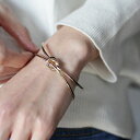 リボンを結ったような繊細デザインがお洒落。ゴールドバングル・1月12日20時〜発売。(