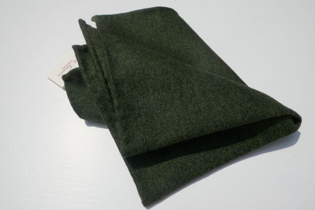 ATTO VANNUCCI【アットヴァンヌッチ】MODEL/85-70104-24 POCHETTE29×30/ARMY　GREENアーミーグリーン地ミニヘリンボーン柄ハンドロールウールWOOLチーフ(29×30センチ)