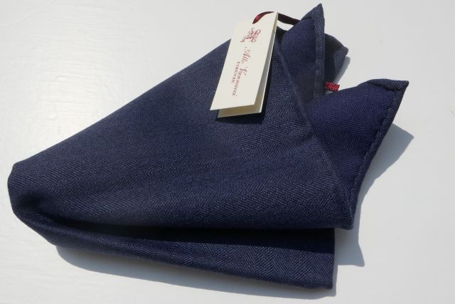 ATTO VANNUCCI【アットヴァンヌッチ】MODEL/85-70104-24 POCHETTE29×30/NAVYネイビー地ミニヘリンボーン柄ハンドロールウールWOOLチーフ(29×30センチ)
