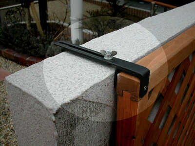 コンクリートフェンス上部用金具ラティス設置に、頼れるサポートツール