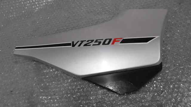 バイクパーツ　VT250F　MC08-1042xxx　の　サイドカバー　右　補修 *1574997298　【中古】【送料込】