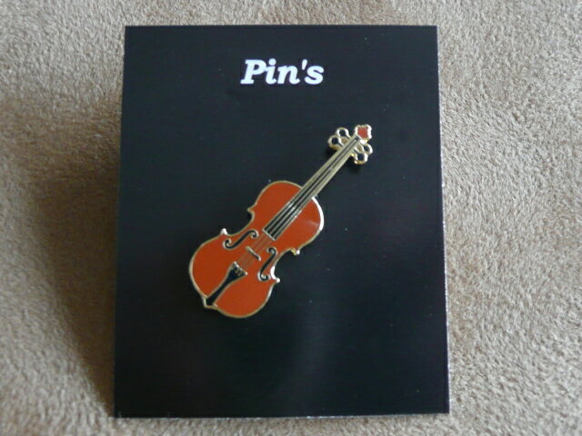 ピンズ　バイオリン　V-001可愛いピンバッジです。