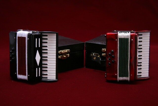 ミニチュア楽器　アコーディオン　8cm黒と赤の2種類があります。一つ一つ手作業で作り上げたミニチュア楽器、逸品は贈り物としても、インテリアとしても喜ばれております。