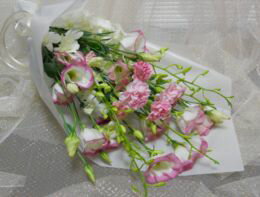 [送料込]ピンク白系[お供え花束]ピンク白系のやさしい感じに仕上げましたお供え花束として贈答できます