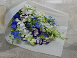 [青い花]がポイントの[お供え花束]青い花と白いデンファレを合わせた花束ですお供え花束として贈答にもお使いいただけます