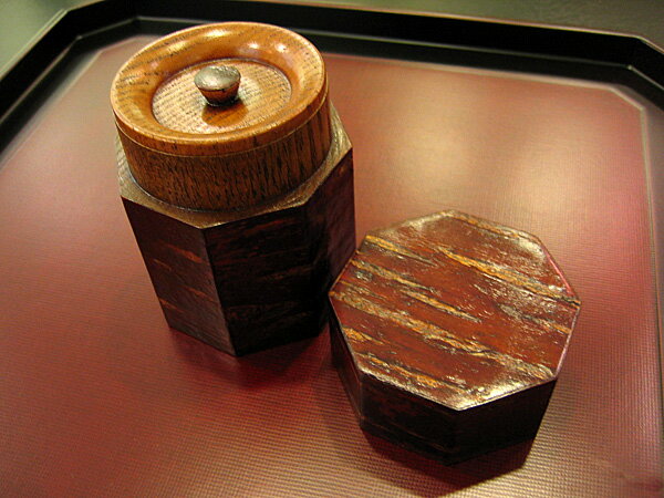 八角茶筒 桃皮細工　(木製 漆器)品のある桃の皮を貼った茶筒　