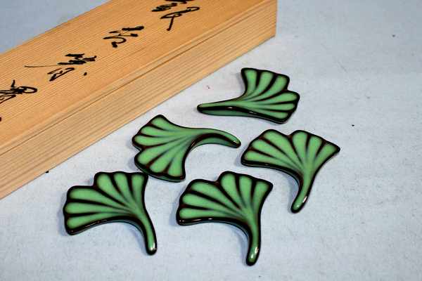 臥牛窯　箸置き「銀杏」緑釉伝統の古陶・現川焼