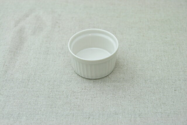 アイボリー耐熱 丸ココットサイズS(7cm)プリンカップやグラタンディップソース入れに白いスフレコキール　日本製陶器のお役立ちアイテム
