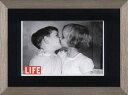 【アートフレーム】【ゆうパケット】LIFE Children Sharing a Kiss(ライフ チルドレン シェアリング ア キス(子どものキス))/額入り 絵画 絵 壁掛け アート リビング 玄関 トイレ インテリア かわいい 壁飾り 癒やし プレゼント ギフト 海 花 アートパネル ポスター【S】