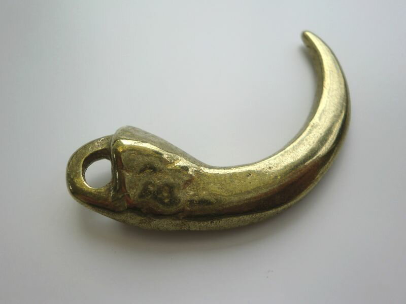 真鍮無垢製(ゴールドブラス）　動物の牙の形状をしたキーホルダー