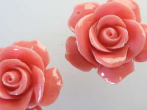 珊瑚　ペンダントトップ　ピンクの薔薇　30mm−1レアパーツを【ドル安・ユーロ安】【円高還元セール】超激安卸問屋価の●プレゼント価格でローズ（薔薇）のアクセサリーパーツでペンダントネックレス1本自分でデザインしてみませんか！