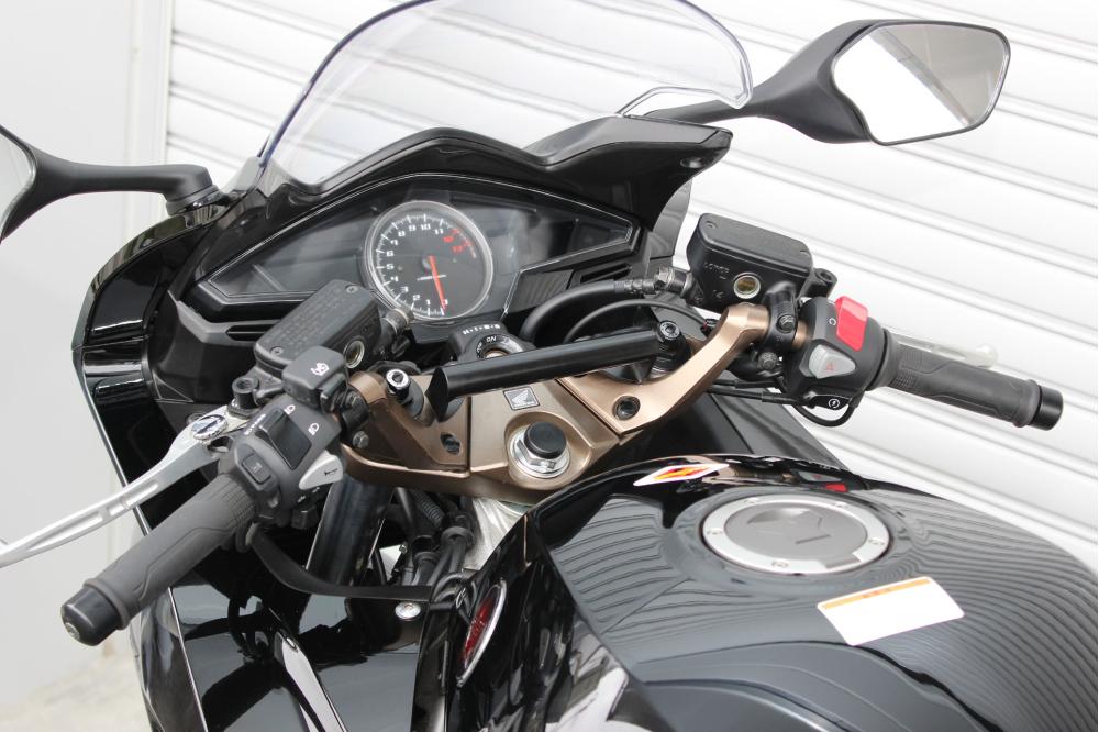 VFR800F（RC79）14年〜 ハンドルマウントステー ブラック KIJIMA（キジマ）