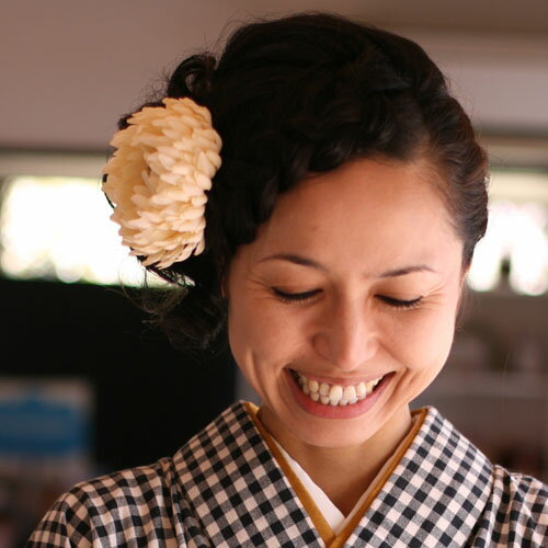 菊の髪飾り【アイボリー】【コロンとまるく可愛い菊の髪飾り】卒園式・卒業式・入園式・入学式・結婚式・人気！和装洋髪に使えるヘアアクセサリー♪着物と相性のよいコサージュにも