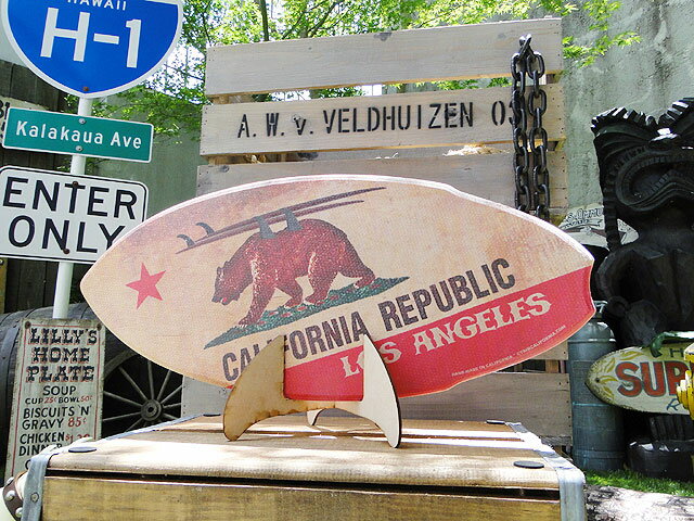 ミニサーフボード(カリフォルニア州旗/サーフベアー) ■ こだわり派が夢中になる! 人気のアメリカ雑貨屋 アメリカ 雑貨 おしゃれ 小物 オブジェ 置物 おもしろ かわいい ハワイ雑貨 ハワイアン雑貨 プレゼント バリ雑貨 アジアン雑貨 かっこいい男の部屋 西海岸スタイル