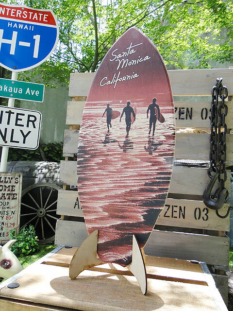 ミニサーフボード(スリーサーファーズ) ■ こだわり派が夢中になる! 人気のアメリカ雑貨屋 アメリカ 雑貨 おしゃれ 小物 オブジェ 置物 おもしろ かわいい ハワイ雑貨 ハワイアン雑貨 プレゼント バリ雑貨 アジアン雑貨 かっこいい男の部屋 西海岸スタイル