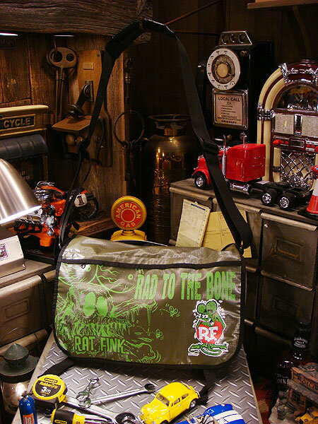 カスタム仕様のちょい悪キャラ!バッグも便利な機能いっぱい！ ラットフィンクメッセンジャーバッグ（グレー/グリーン文字）