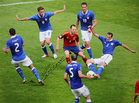 アンドレス・イニエスタ 直筆サインフォト スペイン代表 UEFA EURO 2012 vs イタリア (Signed Spain Photo: Surrounded) / Andres Iniesta 5/10入荷