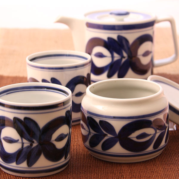 送料無料 マジョリカ ティーポット 550mlお洒落な北欧風ティーポット 急須 かわいい 陶器 日本製 お茶 ティポット ギフト プレゼント お茶ポット 贈り物 お礼 内祝い ティー 有田焼 波佐見焼 結婚祝い 引越祝い 還暦祝い 武士代购 Samurai Buyer 為您代購 轉運