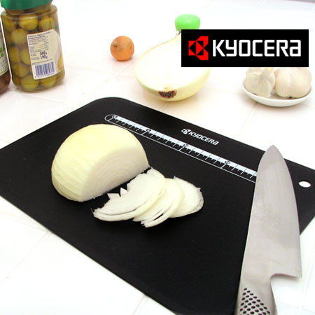 KYOCERA 黒いまな板(カッティングボード/キッチンツール/調理器具)【COCOA インテリア雑貨】背景は白から黒へ。