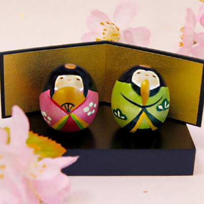 卯三郎こけし　豆雛（寿）セット　台付【楽ギフ_包装】昭和25年から、群馬県で制作されている創作こけしです。うずらの卵くらいの大きさの、お雛様のこけし。(kokeshi)(japanese doll)(和雑貨)