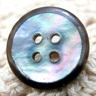 【10個入り】レインボーの輝きがきれいな夜光貝を使用したシンプルボタン(1138) 10mm