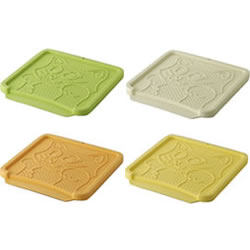 リッチェル コロル 猫の砂取りマット (グリーン・アイボリー・オレンジ・イエロー)[コロル 猫の砂取りマット]プラスチック製なので、水洗いできてお手入れ簡単です。
