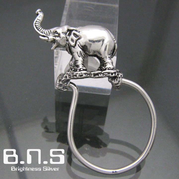 銀の象、アジアゾウキーリング　シルバー925 SV925(キーホルダー、キーチェーン、鍵、インドゾウ、エレファント、ぞう、Elephas maximus、動物)微笑むアジアゾウのキーリング