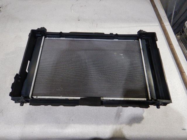 【中古】中古部品 プリウス ZVW30 ラジエータ 【3330810100-250129000120400】