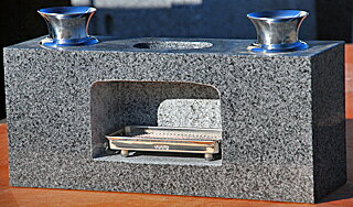 【新商品！！】グレー系御影石(G654)の香炉と花立一体型【送料無料】御影石で制作した墓前用香炉と花立を一緒にしました。ステンレスの線香皿と花筒をプレゼント！