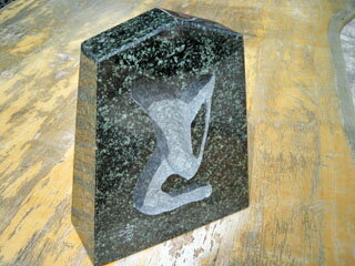 【送料無料】すずき文字の置き駒「と金」M1-Hすずき文字のインテリア高さ約19センチ石で出来た将棋の置き駒です。インドの高級深緑御影石M1−H
