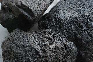 【打ち水持続】　ブラックカル　100mm〜200mm水槽のレイアウトに！底床用溶岩玉石3個セット！黒色の軽い玉石です