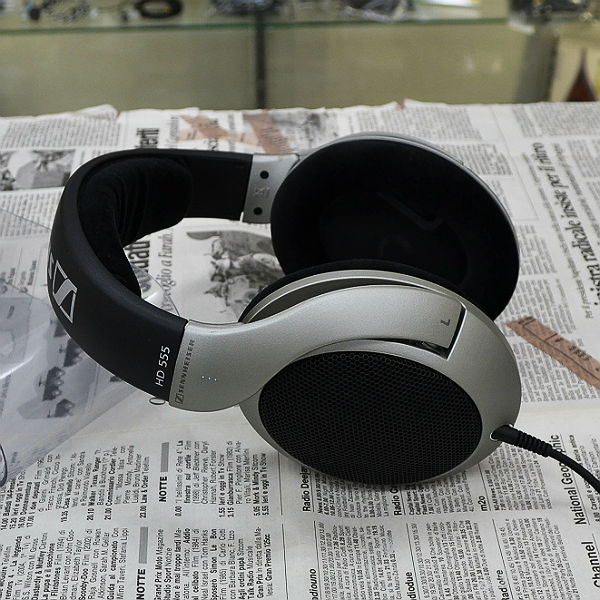 【中古品】SENNHEISER HD555 ヘッドホン（ヘッドフォン）【ZA】【3020034D0305】【日本橋】【中古】【送料無料】