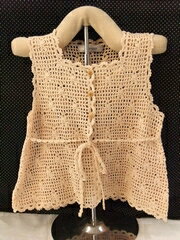 エミーグランデフラワー模様ベスト編みセット初心者向けの子供用ベストと編み図のセットです！