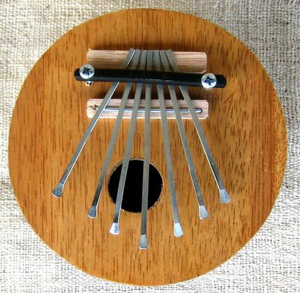 バリ・ココナッツカリンバ☆S/7弦☆親指で弾く、やさしい音色の楽器です。