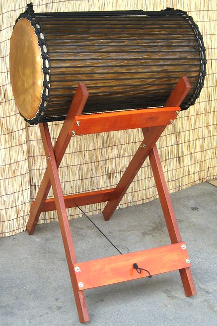 木製ドゥンドゥン・スタンド〜横置き型〜ドゥンドゥンを横置きする折りたたみ式スタンドです。