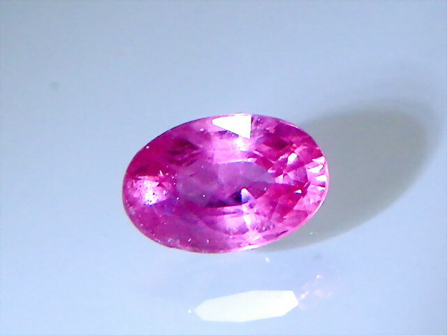 輝きのある濃い目のピンクサファイア　0.62ct