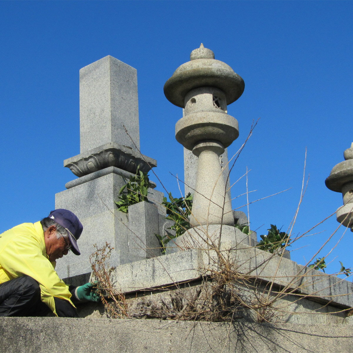 【ふるさと納税 】大竹市内の墓地一区画の清掃の代行。大竹市シルバー人材センターの会員が心を…...:f342114-otake:10000021