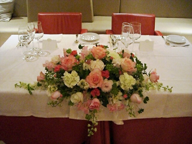 ピンク、白などメインテーブル装花（Mサイズ）