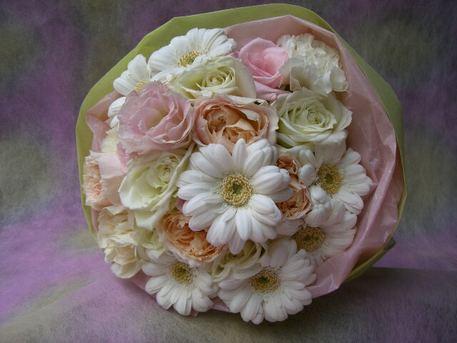 白、淡いピンクのバラ、ガーベラブーケタイプ花束