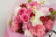 ピンクバラ、カーネーション、実もの、小花等のブーケタイプ花束
