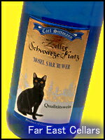 ツェラー・シュヴァルツェ・カッツ　QBA　ブルーボトル　カール・ジットマン社　Zeller Schwarze Katz QBA　Carl Sittmann　750ml　度数9.5％世界中の猫ラベルコレクターに捧げる軽快な甘口ワインです。　さっぱりとした親しみやすい甘さと手頃な価格が大人気！