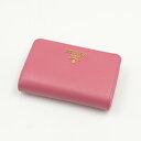 【8月15日16日限定★クーポン配布中】プラダ PRADA ミドルサイフ SAF METダイ中間L字F/PEONIA 1ML225-QWAダイ ギフトラッピング無料 ラッキーシール対応