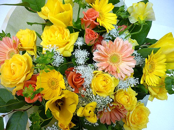 【ラブリーブーケL】　イエロー【楽ギフ_包装】【楽ギフ_メッセ入力】キュートでおしゃれな【ラブリーブーケ】。愛らしいお花をもらったら、自然と笑顔がこぼれちゃいそう。季節のお花をいーっぱい詰め込んで素敵なブーケをお届けいたします