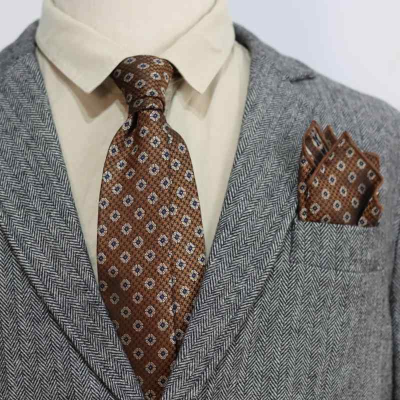 ネクタイ メンズ 男性用 ポケットチーフ セット 2点セット スーツ ビジネス フォーマル 結婚式 新郎 ウェディング イタリアンレトロ クラシック ヴィンテージ風 ポリエステル 混 小紋柄 ブラウン コーヒー 7cm幅