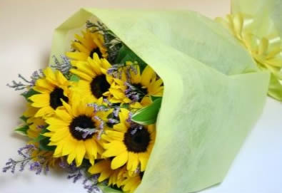 【今月（6月の誕生花）のバースデーフラワー】ひまわり・ブルーウェーブの花束